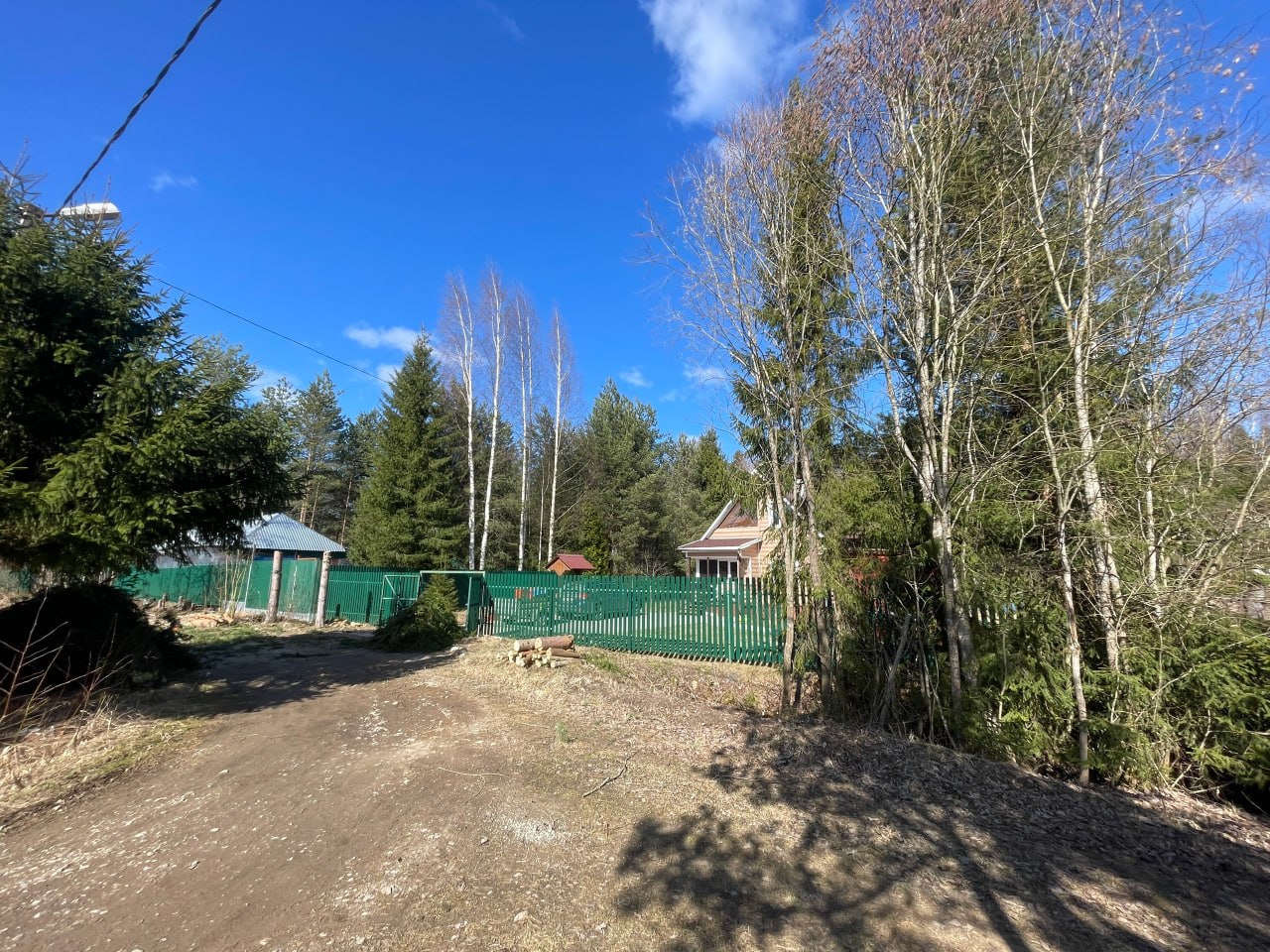 Дачный участок с деревьями рядом с домами до работ